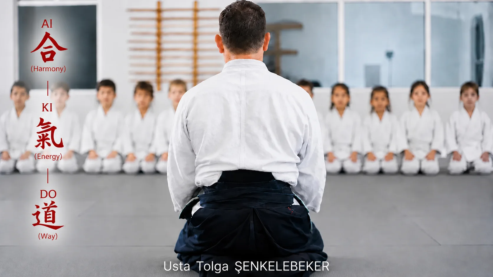 Aikido eğitiminde seiza oturuşunda siyah kuşaklı sporcu